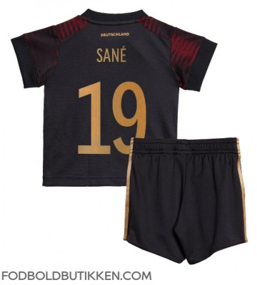 Tyskland Leroy Sane #19 Udebanetrøje Børn VM 2022 Kortærmet (+ Korte bukser)